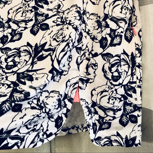 skirt skort in a black and white print  with pink trim and pockets. AMAZING!! - Picture 2 of 12